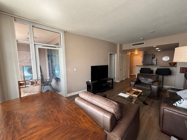 Building Photo - Modern Downtown Condo with Balcony, Pool, ...