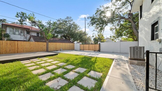 Building Photo - 2119 Isabella St