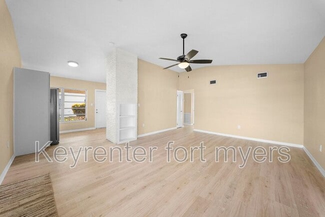 Building Photo - 275 Lakeview Dr