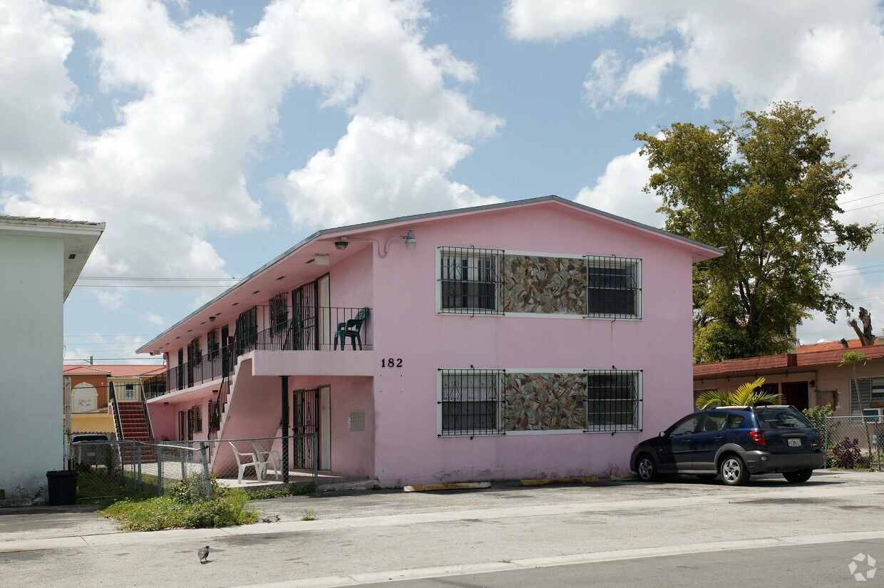Foto principal - 182 W 8th St