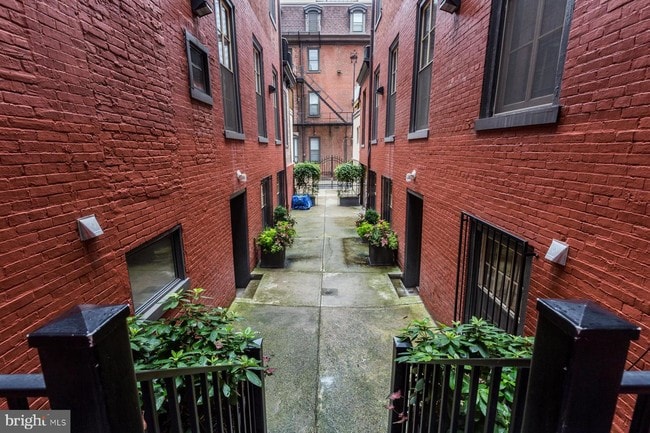 Building Photo - 2047 Walnut St