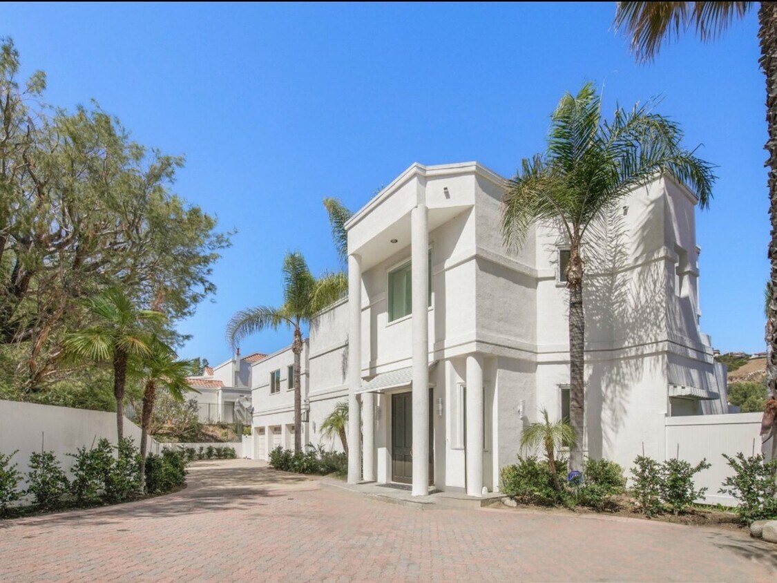 Foto principal - 5 Bedroom Single Family Home in Calabasas