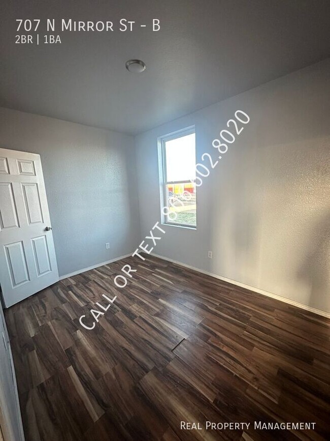 Building Photo - 2 bed 1 bath Mirror Apartments! HUD Accepted