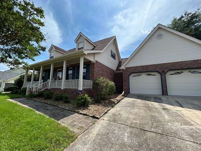Building Photo - 3 Bed, 2.5 Baths, Fenced Back Yard, Huge S...