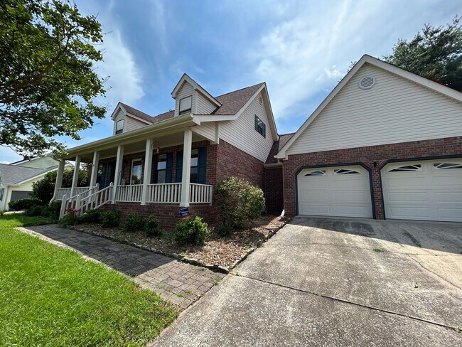 Foto del edificio - 3 Bed, 2.5 Baths, Fenced Back Yard, Huge S...