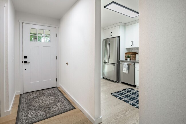 Building Photo - 2Bd/2Ba Bellevue Condo