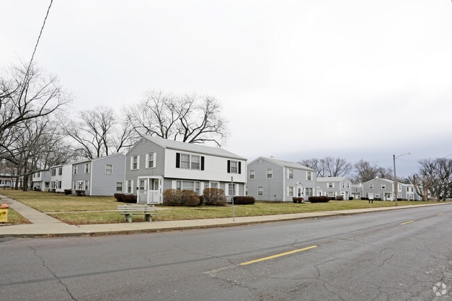 Building Photo - Glen Oak Manor Condominium Townhomes