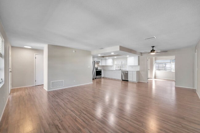 Foto del edificio - Modern, Move-In-Ready 3/2 Home with Spacious Yard & Garage |