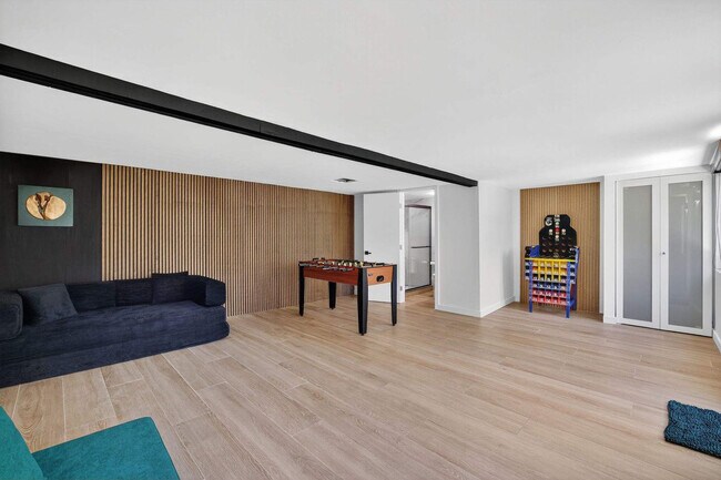 Building Photo - 511 S Riverhills Dr