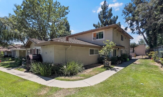 Building Photo - Upstairs 2 bedroom 1 bathroom Condo!