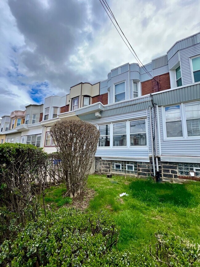 Building Photo - Newly Renovated 3-Bedroom Townhome with Fi...