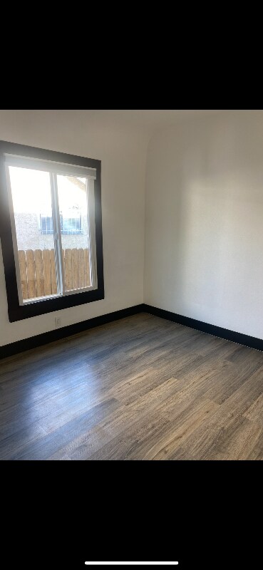 Building Photo - 208 1/2 W 42nd Pl