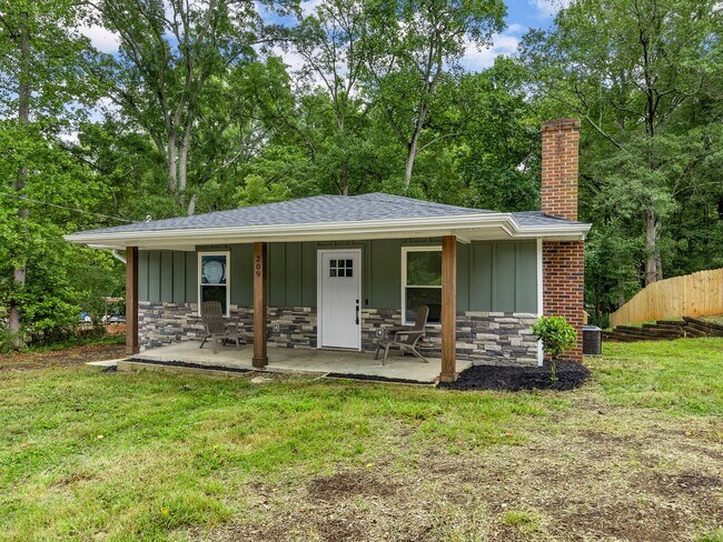 Building Photo - Freshly Remodeled 3 Bedroom, 2 Bath Home, ...