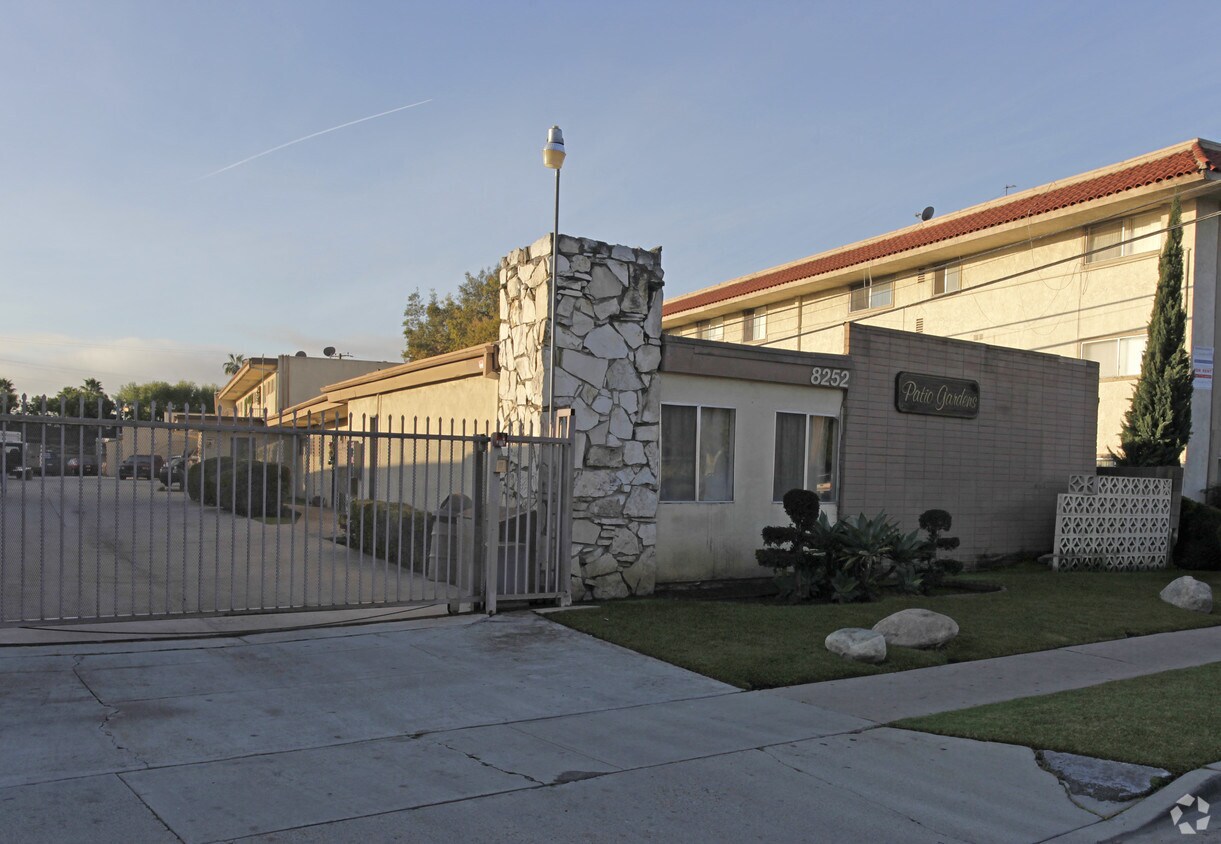 Foto del edificio - 8252-8262 California St