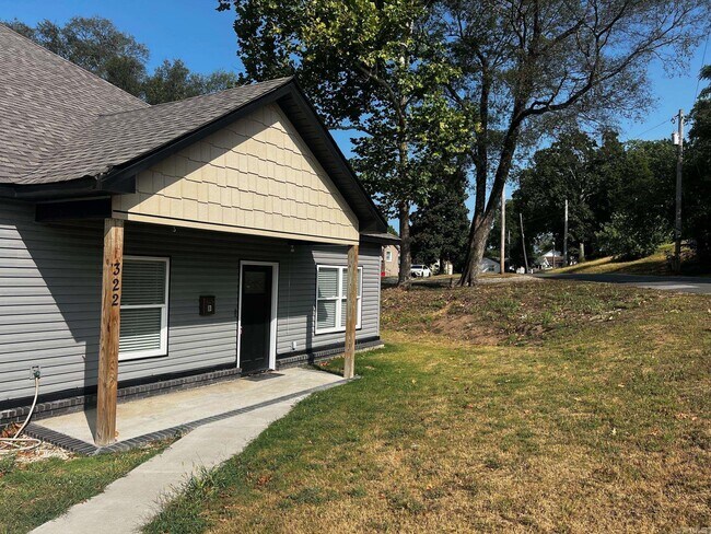 Building Photo - 322 E Maple St