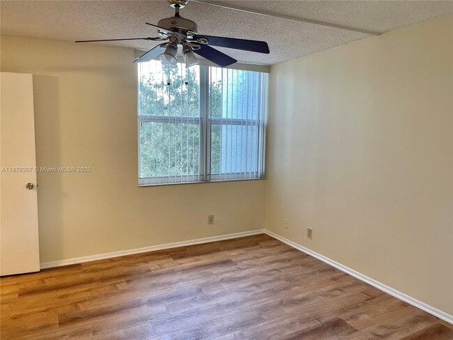 Foto del edificio - 9461 Evergreen Pl