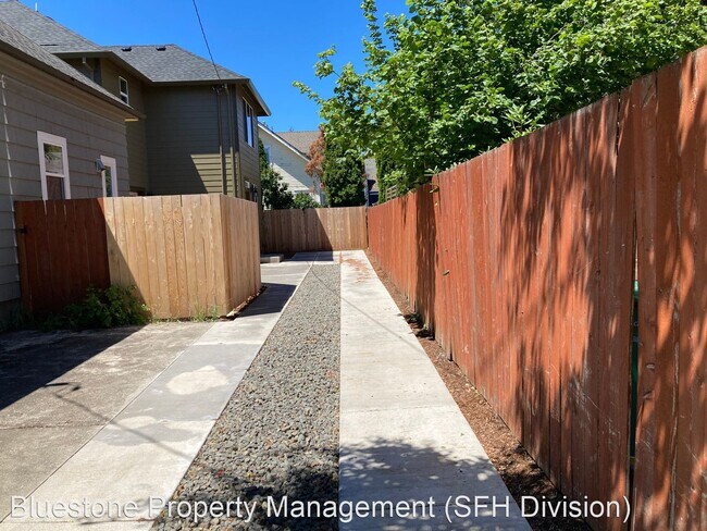 Building Photo - 4 br, 2.5 bath House - 7171 E Burnside St