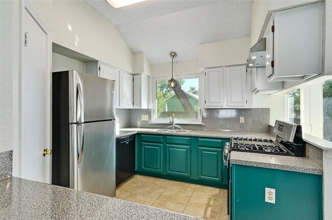 Building Photo - 2504 Spring Wagon Ln