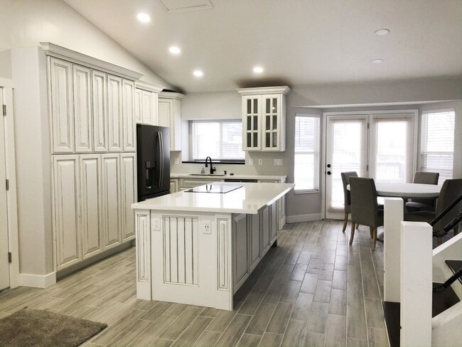 Building Photo - 586 E 150 S