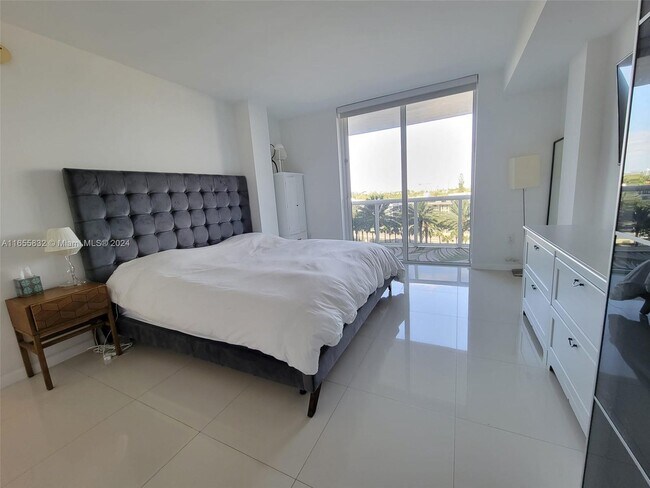 Building Photo - 10275 Collins Ave