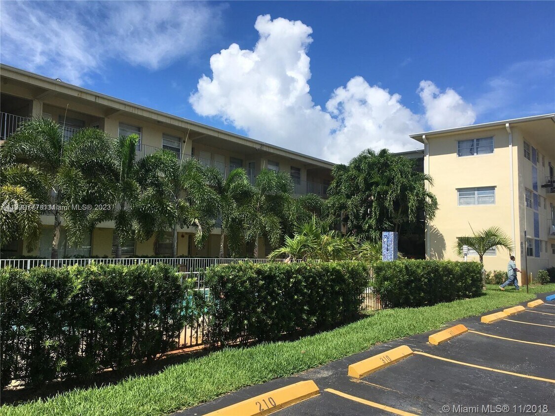 1100 NE 1st Ct Unit 219, Hallandale Beach, FL 33009 Condo for Rent in
