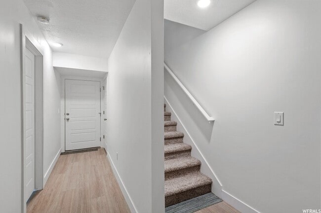 Building Photo - 120 E Abbeville Ct