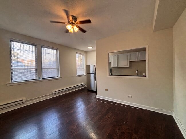 Building Photo - 3346 N Marshfield Ave