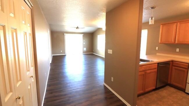 Building Photo - Must See Updated 2/2 Duplex in Prineville ...