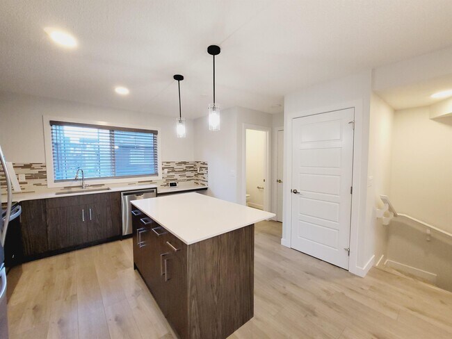 Photo du bâtiment - 3025-3151 151 Avenue Northwest