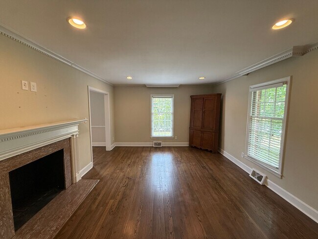 Foto del edificio - Myers Park 3 Bedrooms 2 Bathroom Duplex!