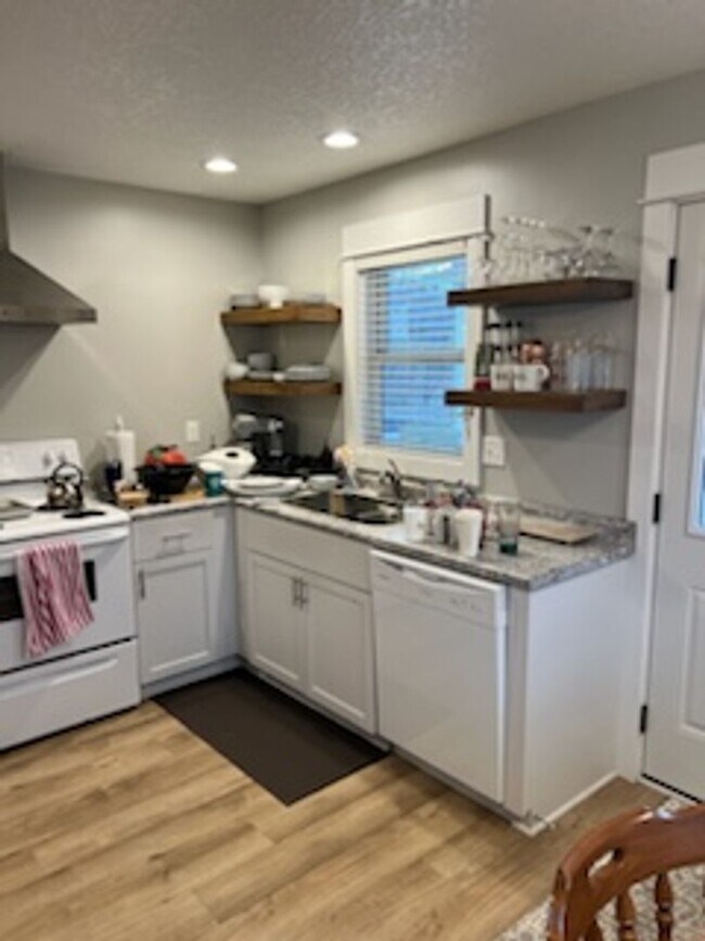 Building Photo - Rent: 3 bed unit 2 Bath