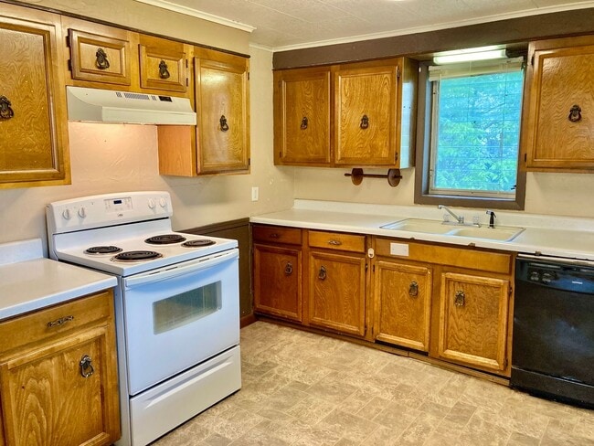 Building Photo - 3 bed 1 bath, garage, quiet street