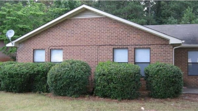 Building Photo - 232 E Paces Dr