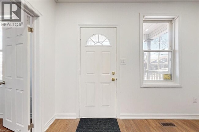 Building Photo - 109 Gertrude St