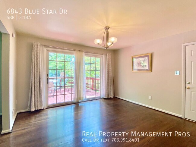 Foto del edificio - Spacious and Sun-Filled 5 Bedroom w/ Den, ...