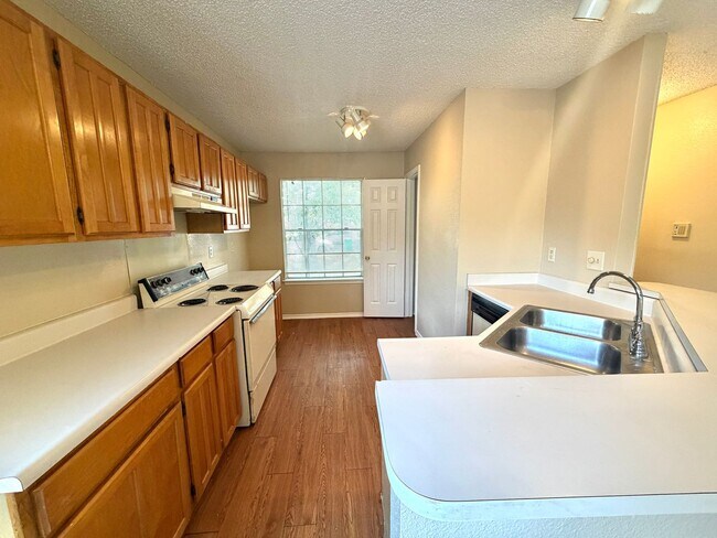 Building Photo - 9221 Shadow Crest Dr