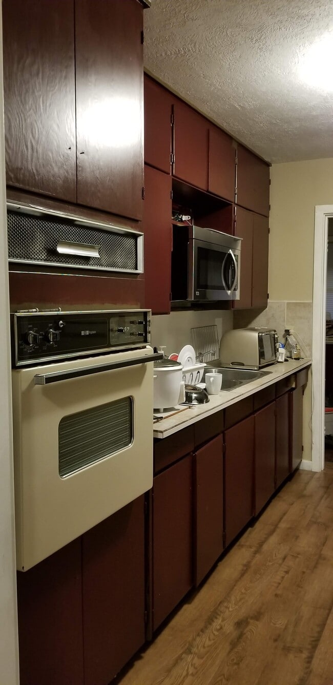 Building Photo - 606 Churchill Dr