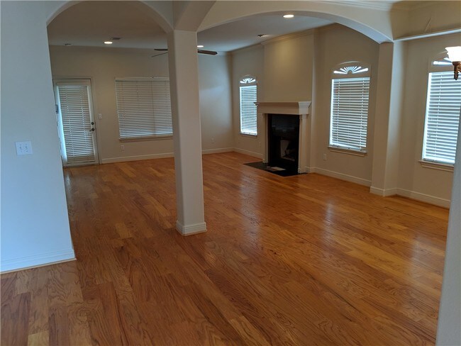 Building Photo - 5511 Oakwood Cove