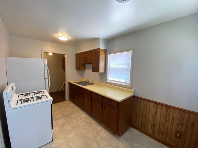 Building Photo - 3 Bedroom, 2 Bath Home, Available Now!