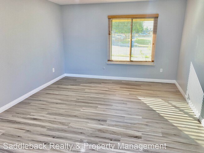 Building Photo - 2137 S Buena Vista Ave