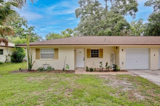 Foto del edificio - Spacious Duplex with 2-Car Garage in Longwood!