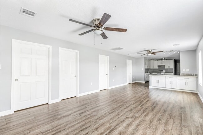 Building Photo - 520 E Defee Ave