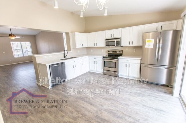 Building Photo - 10117 E Obispo Ave