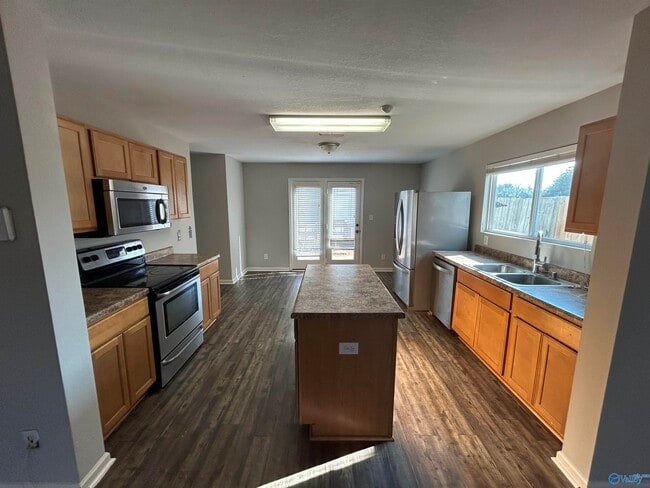 Building Photo - 3140 Lakeland Dr SW