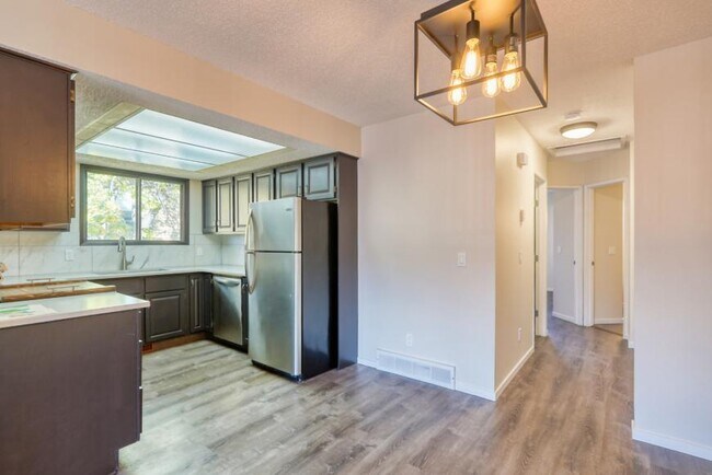 Building Photo - 5.0 bedroom in Calgary Alberta T2J 6G9