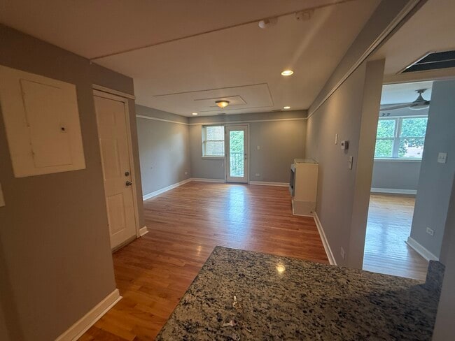 Building Photo - 6954 N Greenview Ave