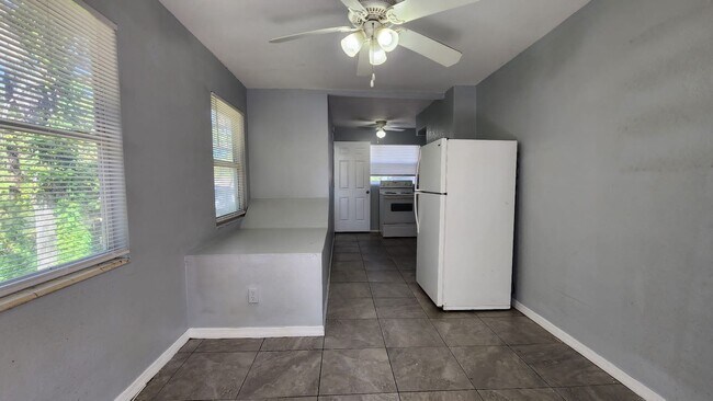 Building Photo - 735 20th Ave S Front/Back