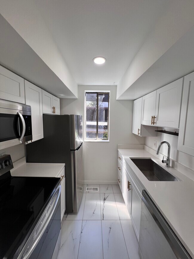Building Photo - Unit in the Avenues!