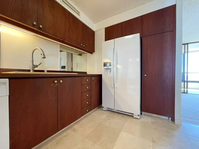 Building Photo - 2412