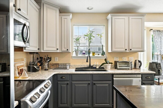 Foto del edificio - 3 car garage! Across from huge park! Great...